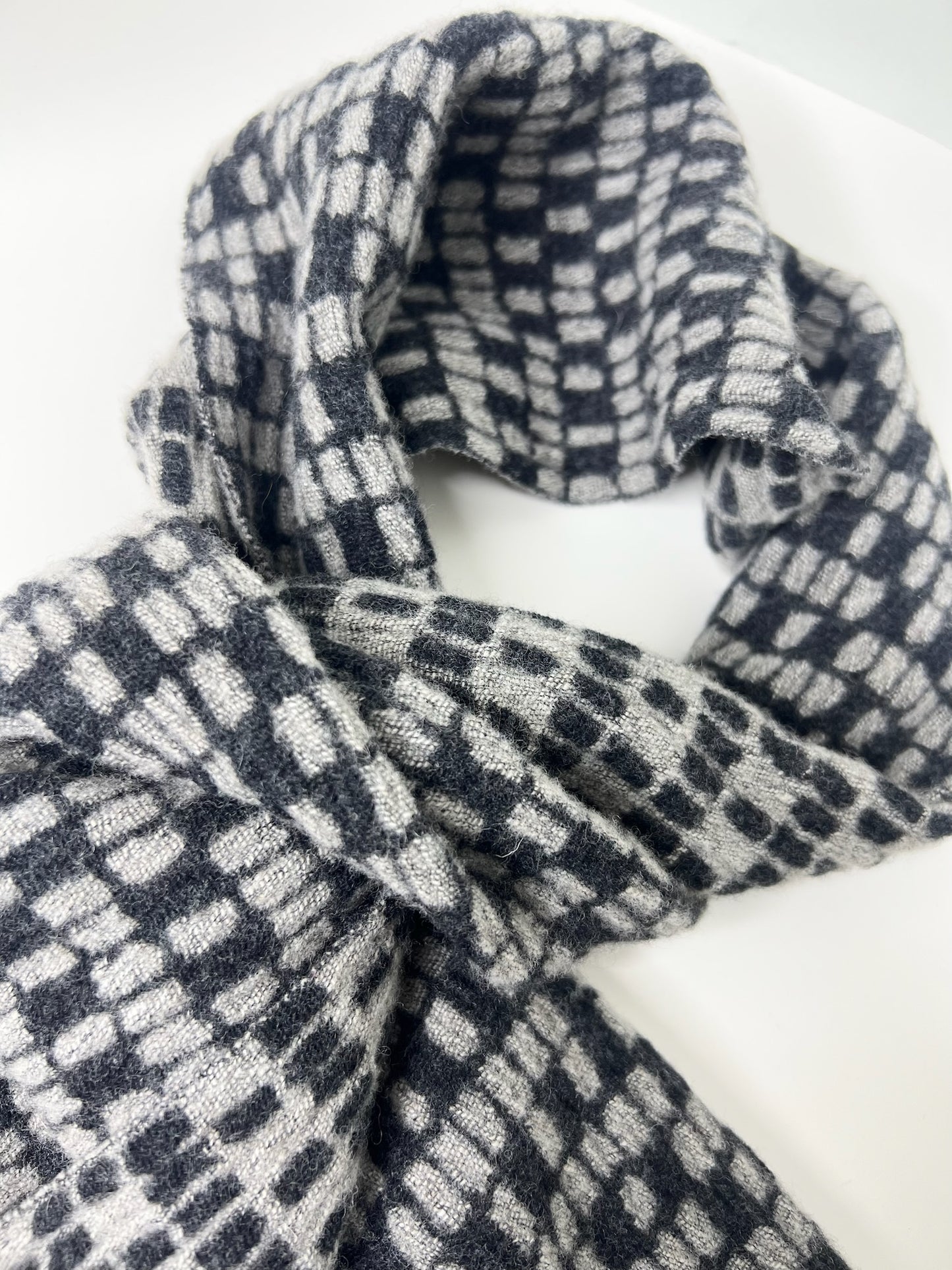 Saks Fifth Ave Patterned Navy and Gray Wool Scarf
