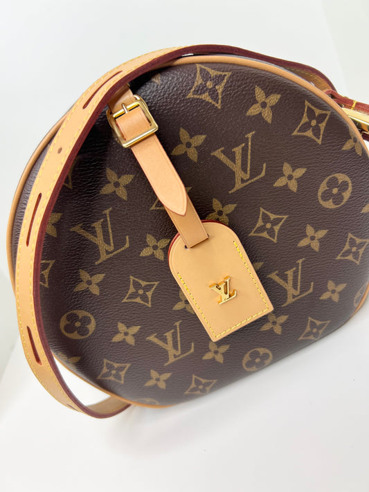 Louis Vuttion Monogram Boite Chapeau Souple MM