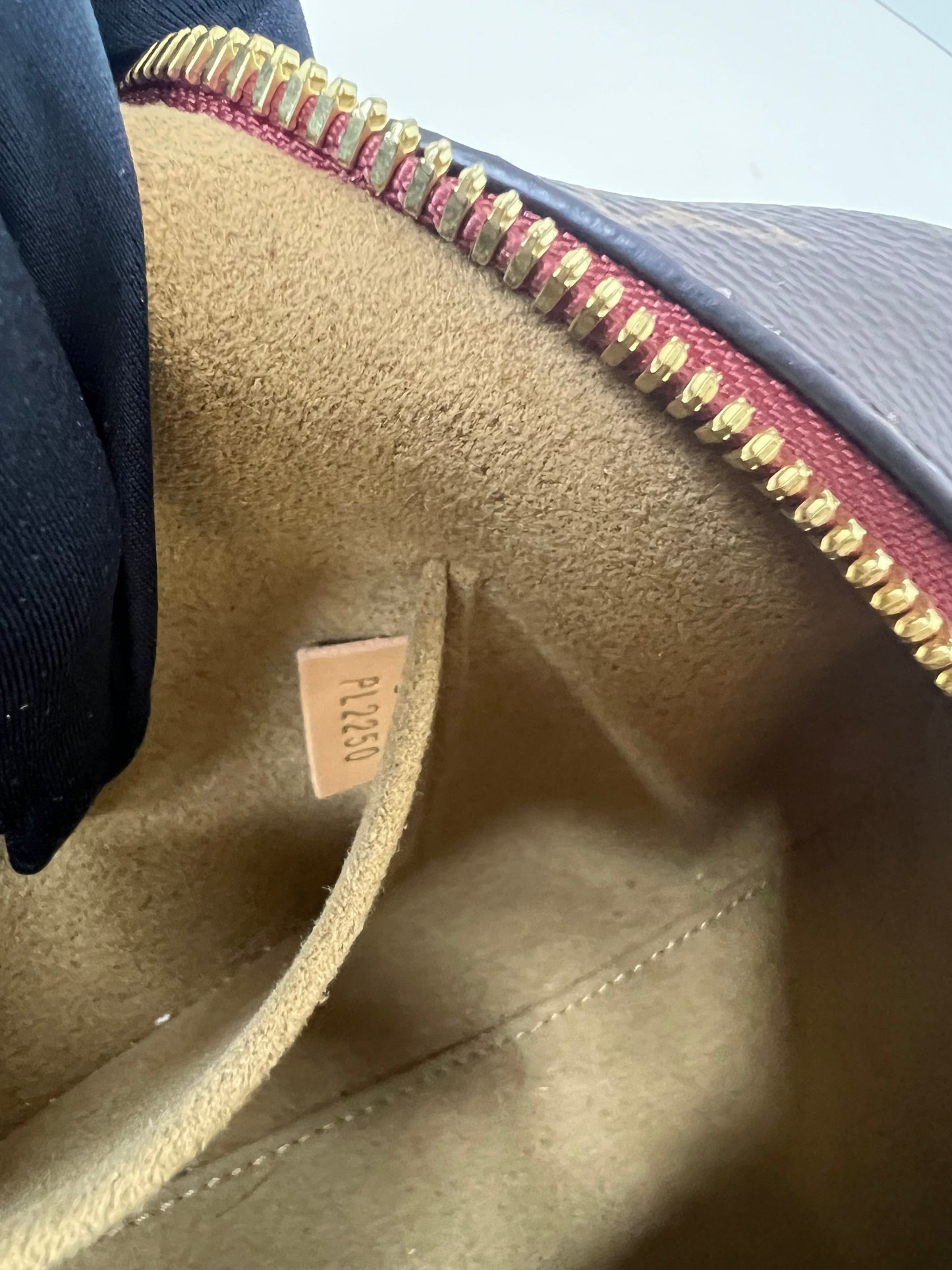 Louis Vuttion Monogram Boite Chapeau Souple MM
