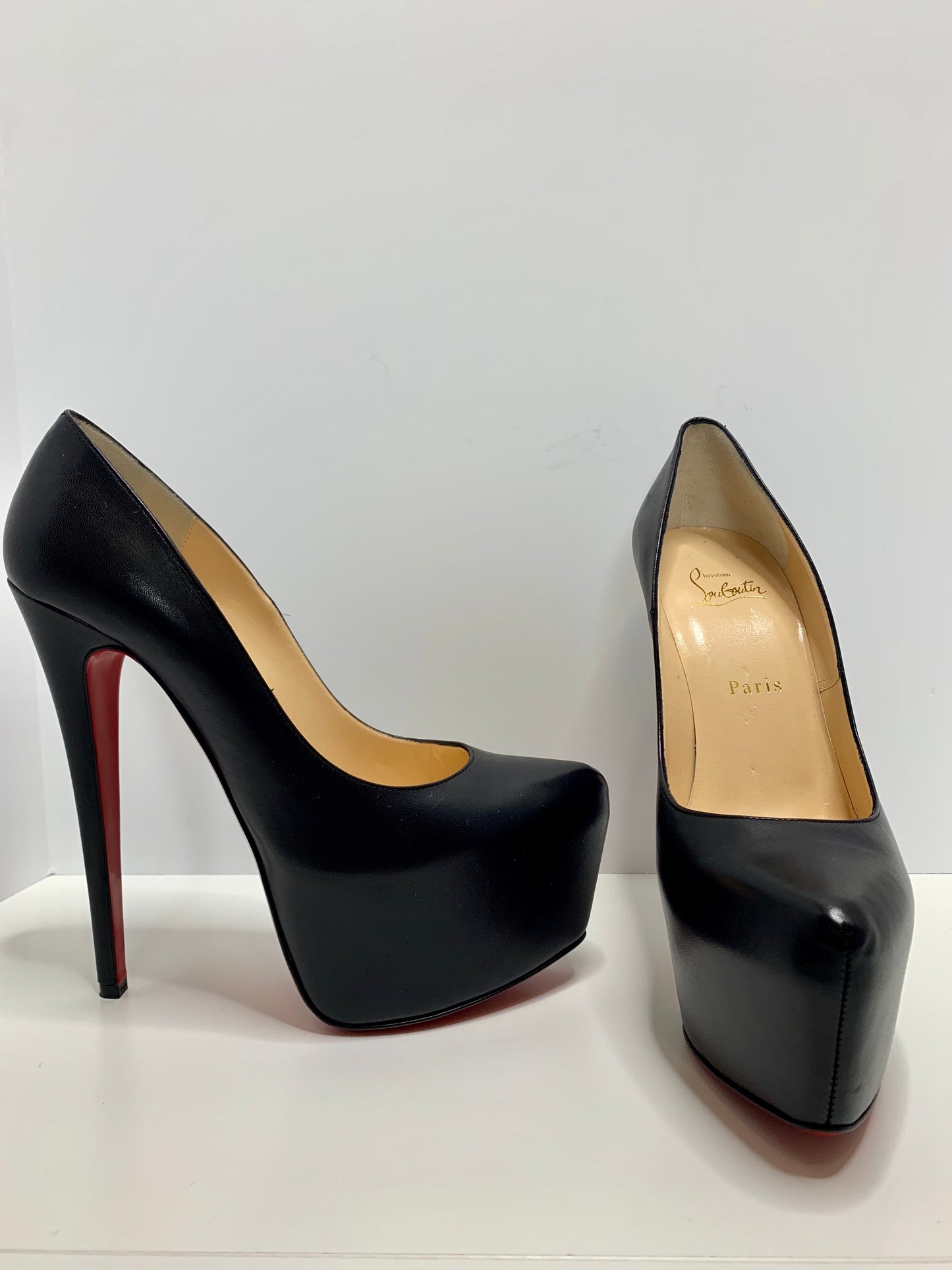 NWT, Christian Louboutin Black Daffodile Platforms Size 39