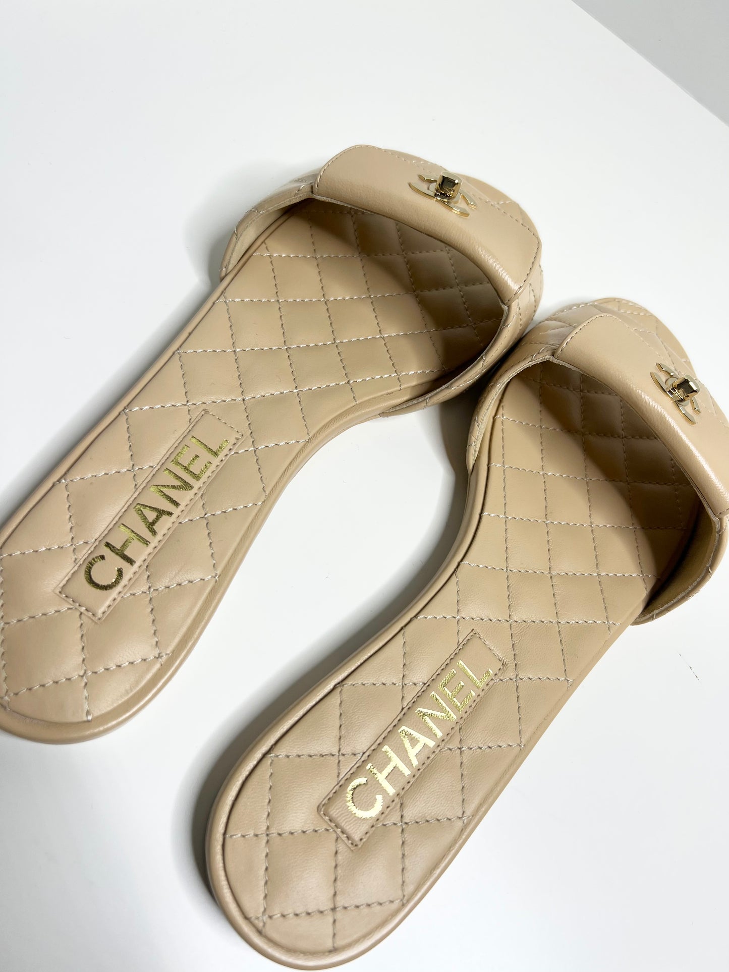 NWT Chanel Lambskin Quilted CC Turnlock Sandals 39.5 Biege