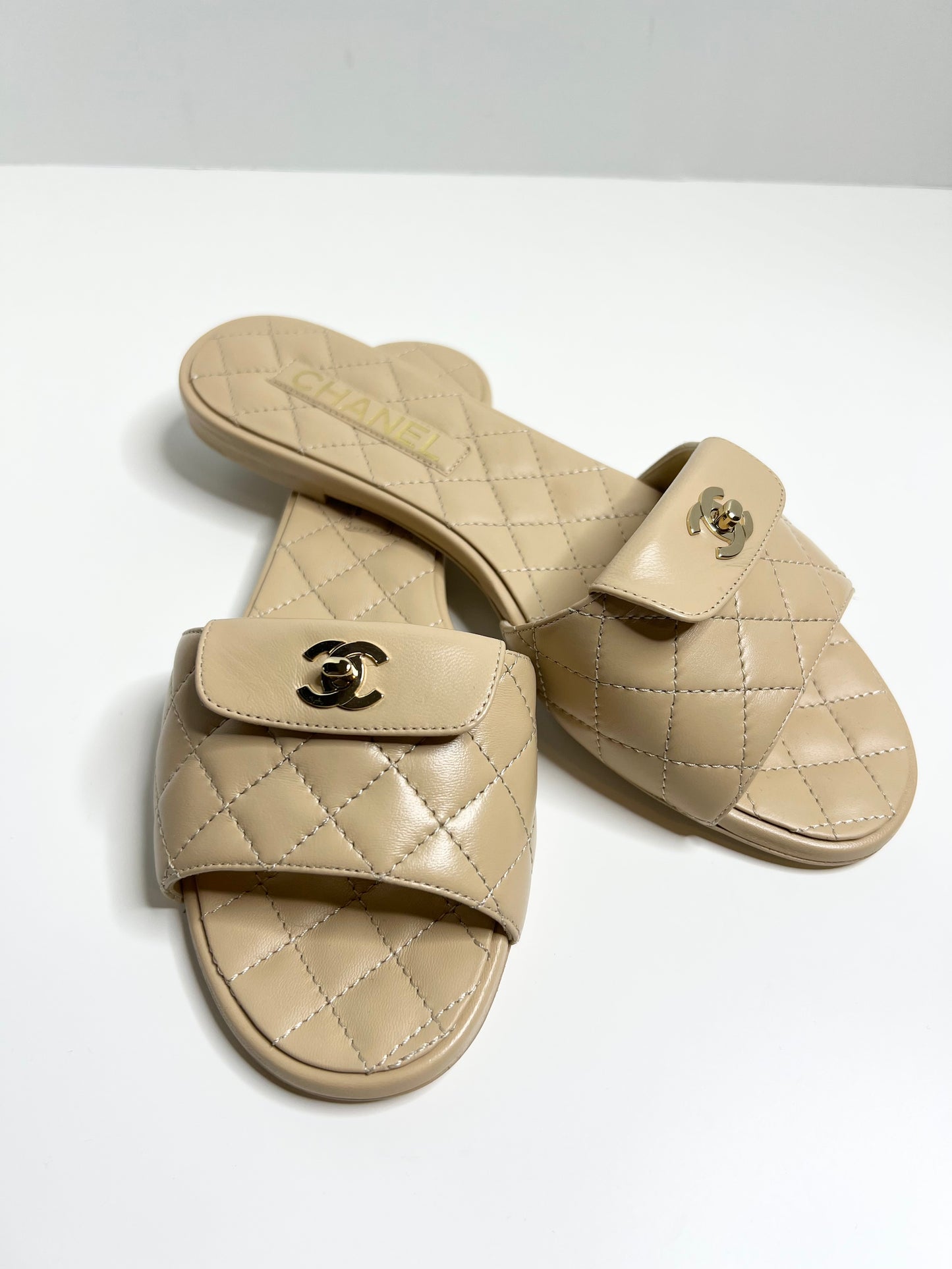 NWT Chanel Lambskin Quilted CC Turnlock Sandals 39.5 Biege