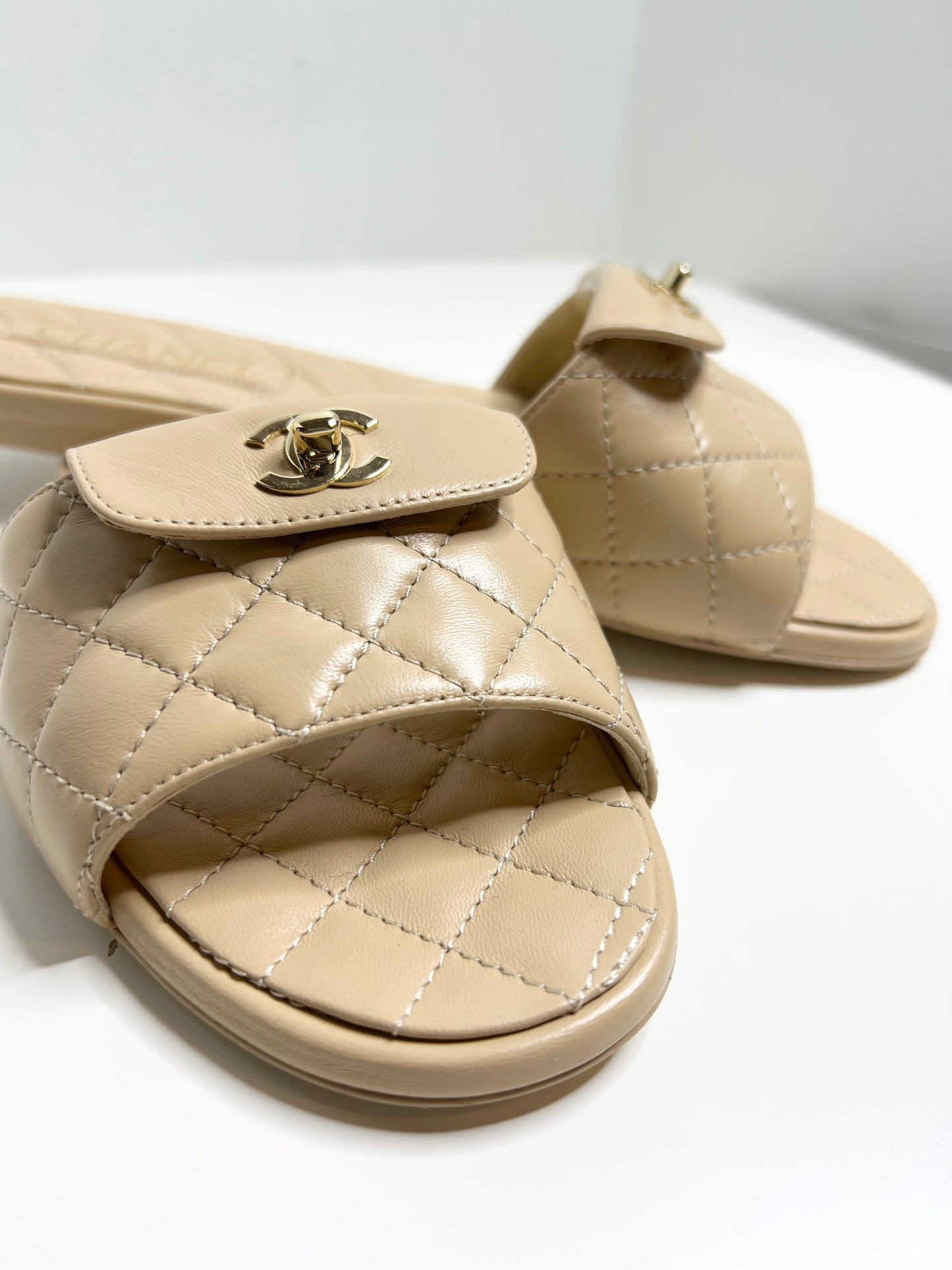 NWT Chanel Lambskin Quilted CC Turnlock Sandals 39.5 Biege