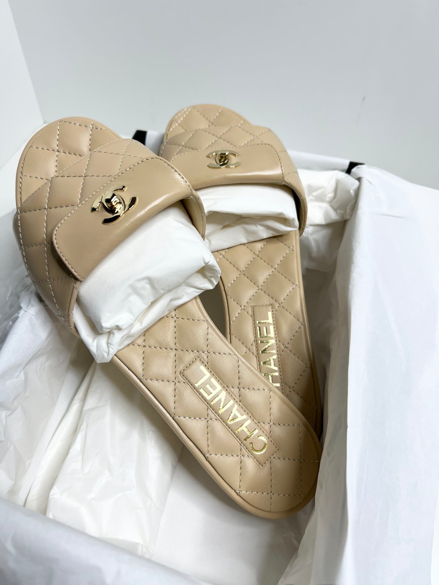 NWT Chanel Lambskin Quilted CC Turnlock Sandals 39.5 Biege