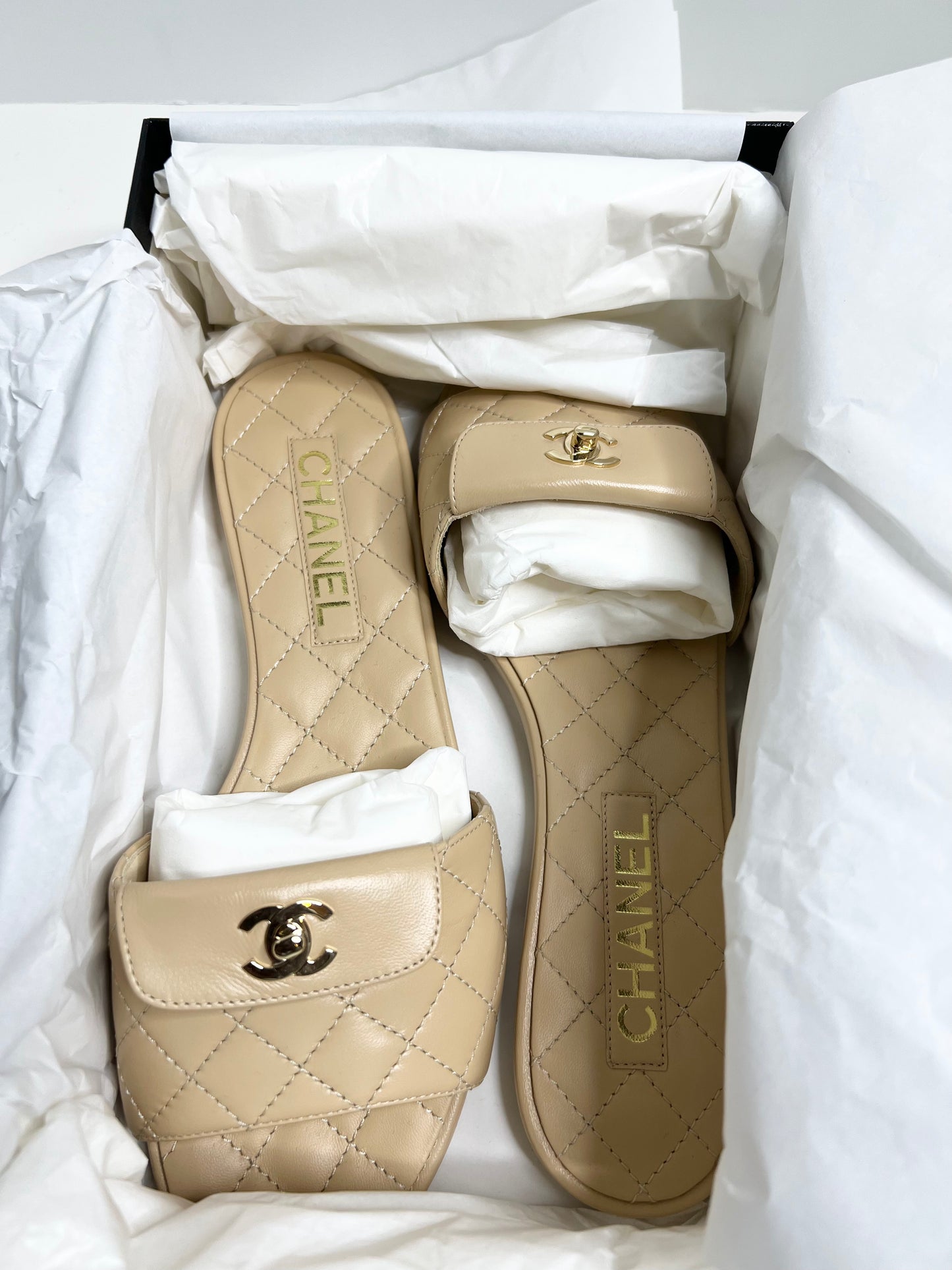 NWT Chanel Lambskin Quilted CC Turnlock Sandals 39.5 Biege